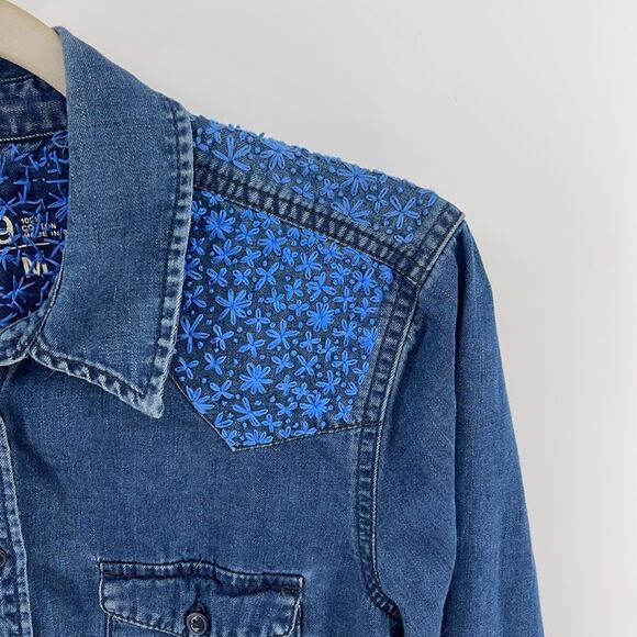 Gap 1969 hand embroidered floral yolk western rodeo denim jean button up shirt M - Picture 3 of 7